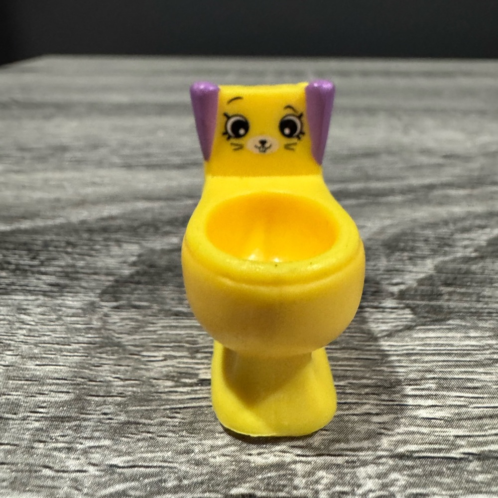 Shopkins | Happy Places Bathing Bunny Bathroom: Yellow Toilet - Mini Figure